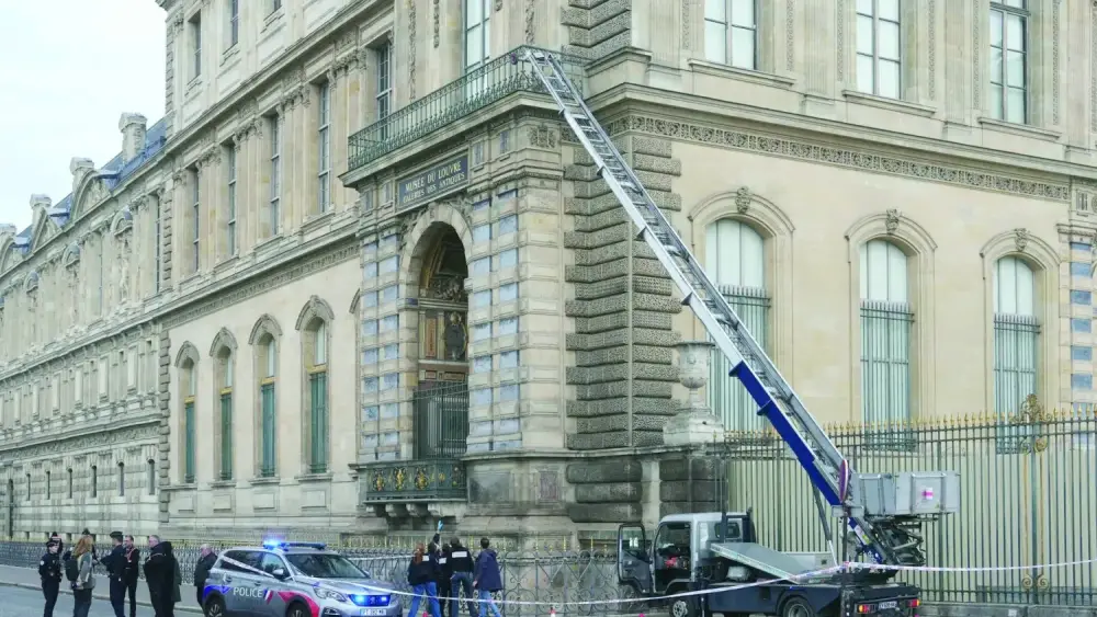 عملية السطو على متحف «اللوفر».. حمى الخوارزميات استعرت جغرافيا بين الجزائر وفرنسا خلال الأيام الأخيرة