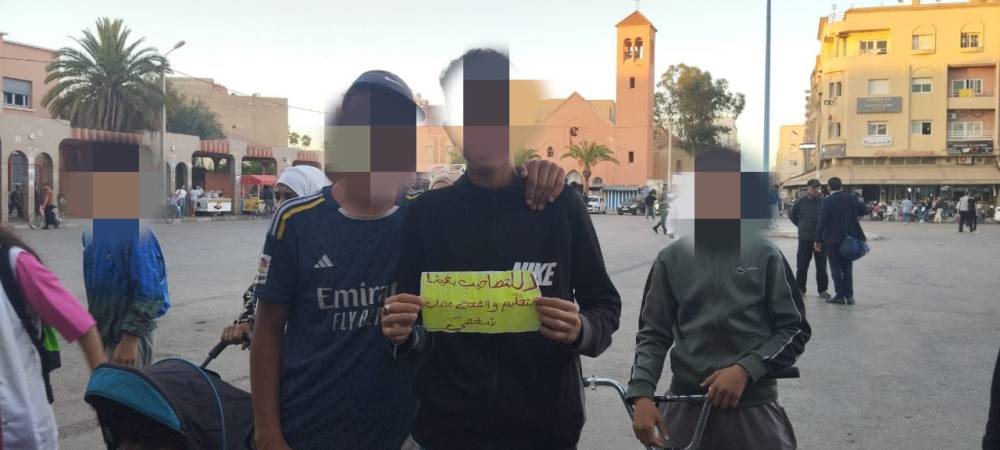 صوت صغير وعقل كبير.. طفل يحتج بطريقته الحضارية والخاصة بمدينة وادي زم