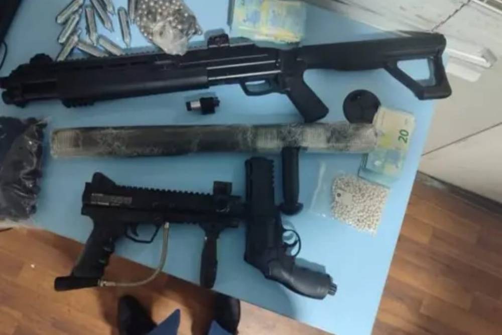 ميناء بني أنصار.. حجز مسدسين وبندقية ومئات الذخائر على متن سيارة قادمة من فرنسا