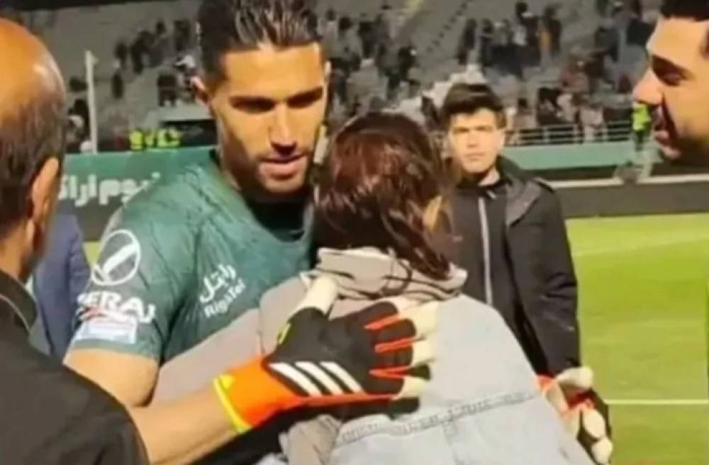 إيقاف حارس مرمى إيراني وتغريمه بسبب احتضانه مشجّعة خلال مباراة في الدوري
