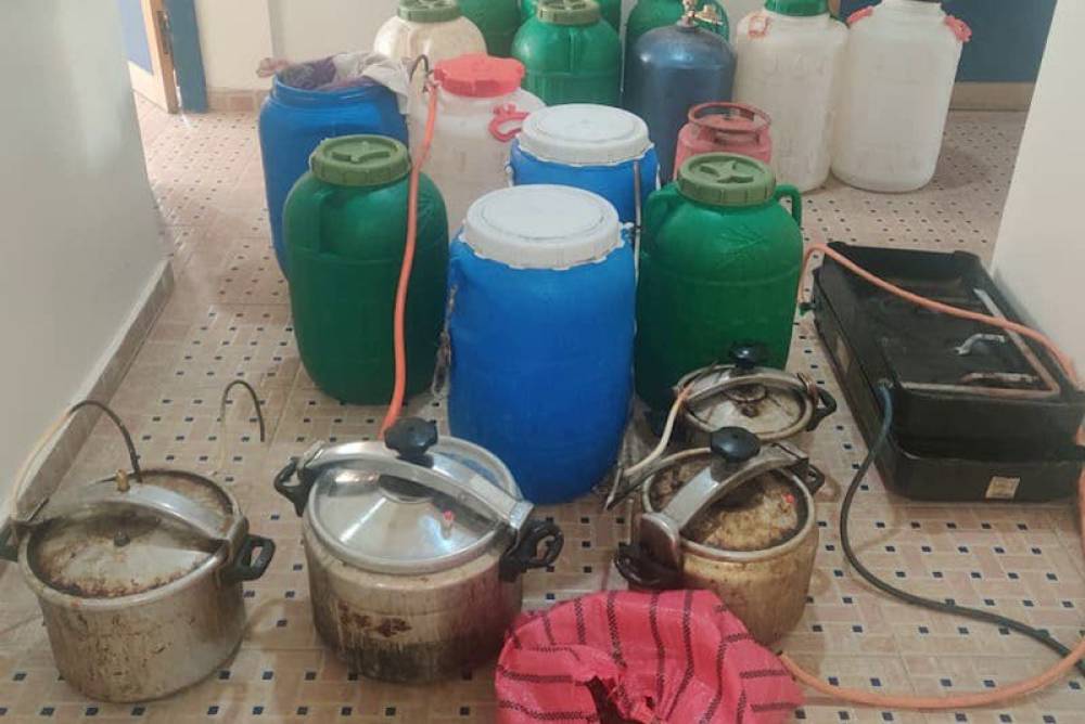 تفكيك معمل سري لـ“الماحيا” بالمحمدية وتوقيف صيني بحوزته أكثر من 1000 لتر