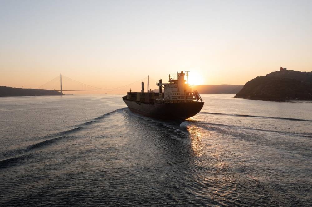 إيران تشدد قبضتها على مضيق هرمز وتعود لفرض رقابة صارمة