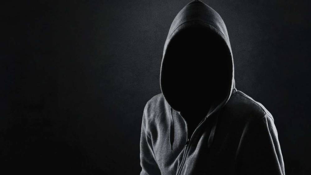 قبلة على رقبة امرأة تجر مخرجا شهيرا إلى قفص الاتهام