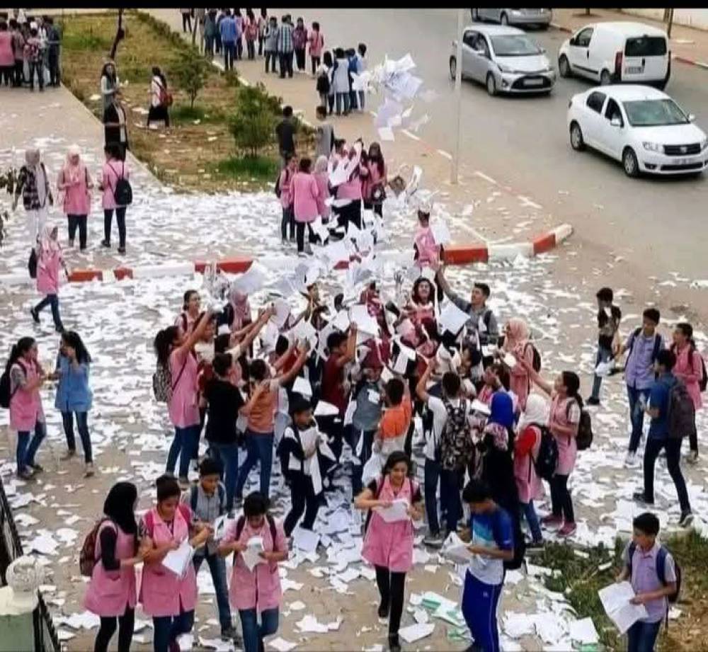 مع نهاية الدراسة.. مشاهد تمزيق