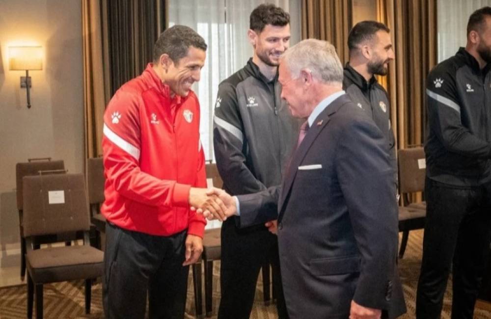 العاهل الأردني يمنح الإطار الوطني الحسين عموتة ميدالية اليوبيل الفضي لإنجازه التاريخي في كأس آسيا