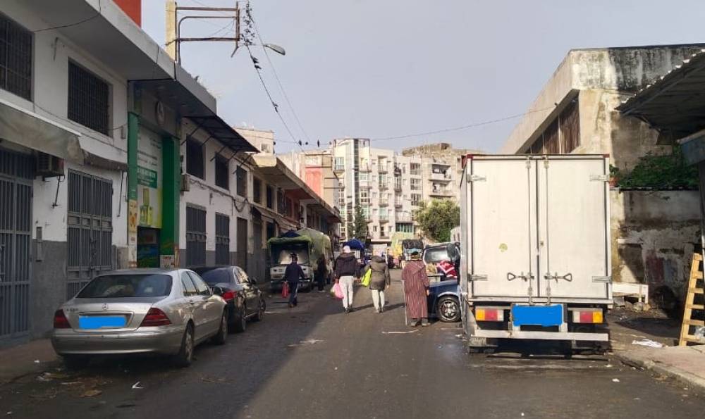 شاحنات مجهولة لنقل البضائع تخلق الفوضى في ممرات وأرصفة سوق درب عمر