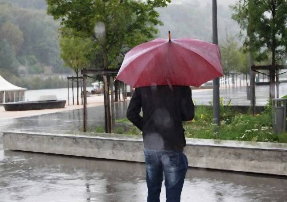 أمطار رعدية ورياح قوية وبرودة