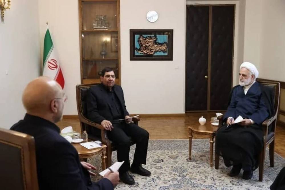 خامنئي يكلّف محمد مخبر بتولي مهام الرئيس