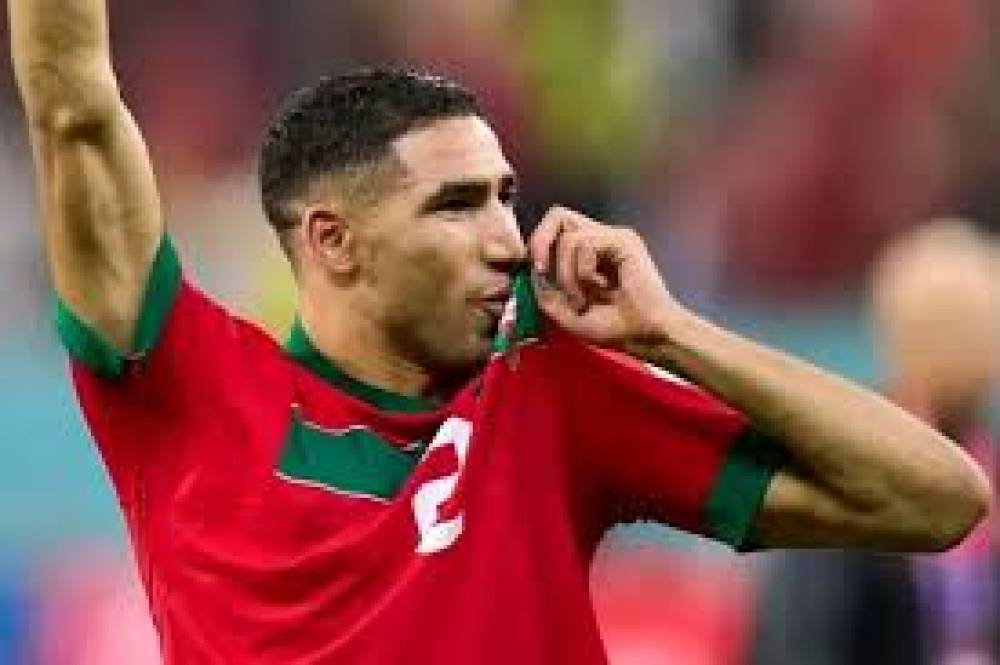 أشرف حكيمي يغادر معسكر الأسود للالتحاق بفريقه