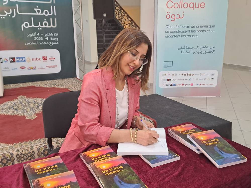 بحضور كتاب وفنانين، انتصار حدية توقع مؤلفها un si long chemin