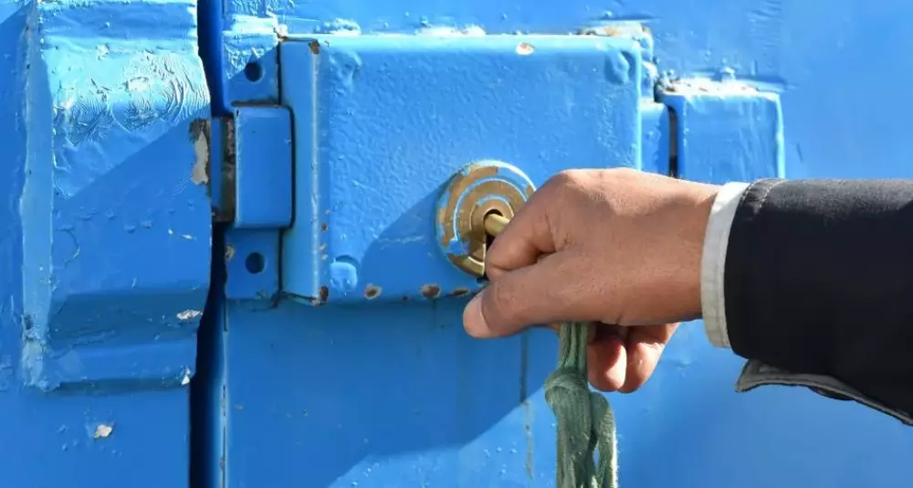 وضع رئيسة مجموعة "الخير" رهن الاعتقال