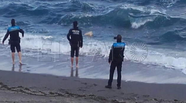 طنجة.. شواطئ تجرف رزما من المخدرات